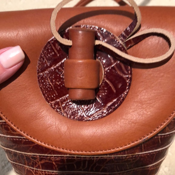 Embossed croc crossbody - Picture 4 of 6